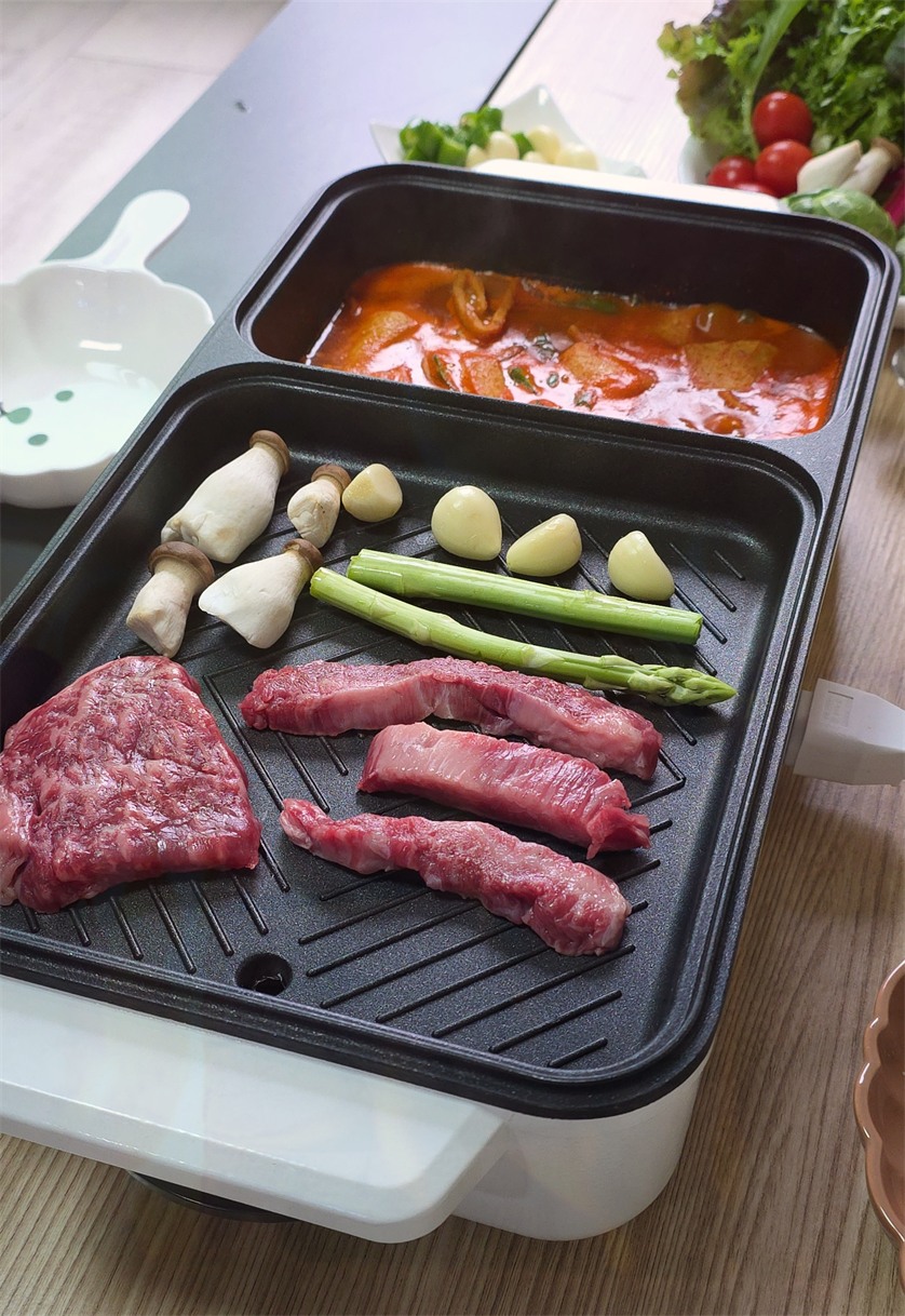 전기 그릴에 고기 굽기