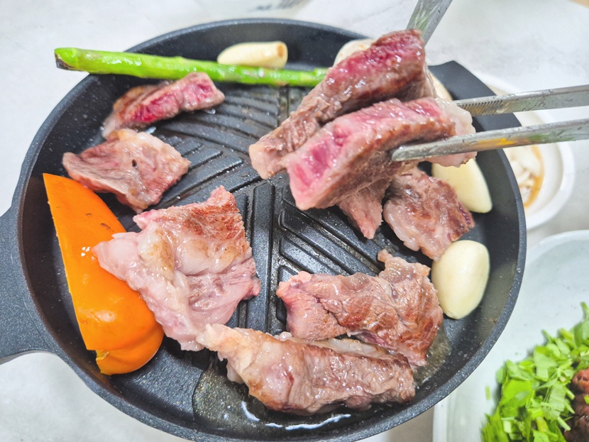 팬에서 굽고 있는 등심